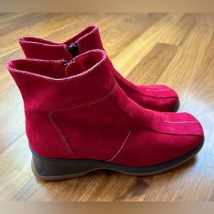 La CANADIENNE | Women’s magenta suede side zip Tina ankle boot, wool lined, 9.5M